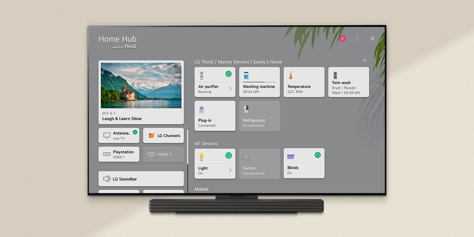 Télécommande pointée vers un téléviseur LG OLED TV affichant les paramètres sur le côté droit de l'écran.