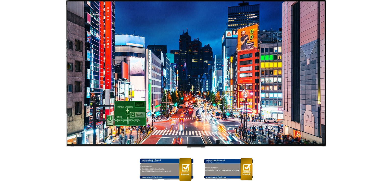 Une scène de ville animée en début de soirée, avec des couleurs vives et des contrastes.