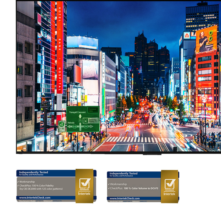 Une scène de ville animée en début de soirée, avec des couleurs vives et des contrastes.