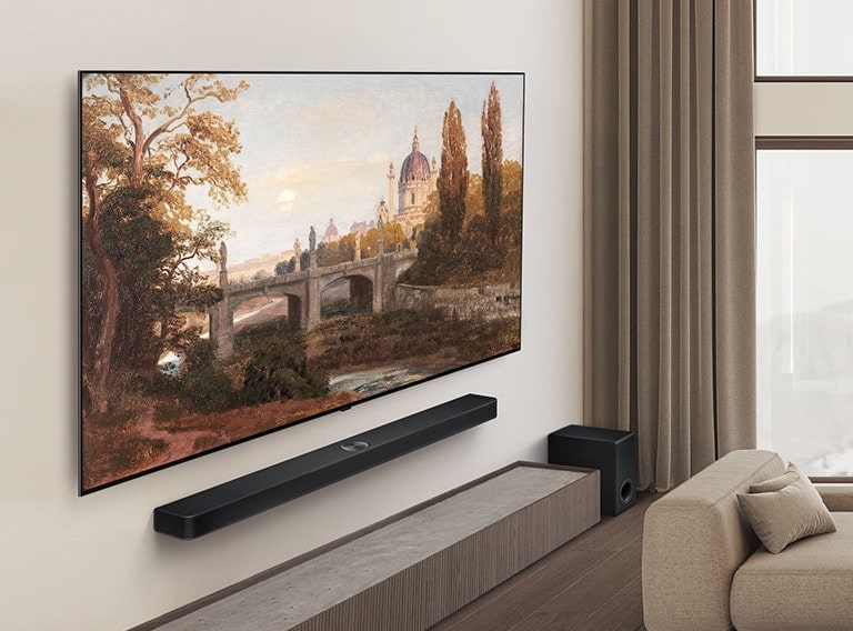 Un salon dans une maison haut de gamme. Vue latérale inclinée d’une LG OLED TV murale. On voit qu’il n’y a aucun gap entre la TV et le mur.