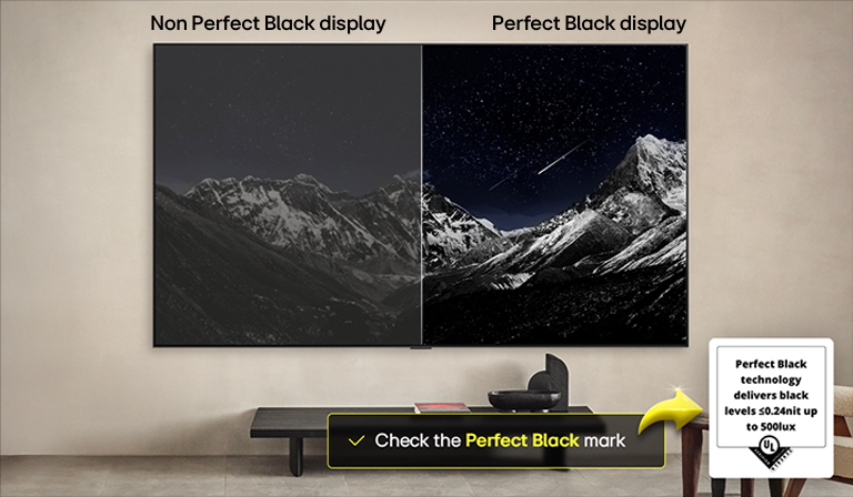 Espace salon avec une LG OLED TV à fixation murale. Sur la TV se trouve une chaîne de montagnes face à un ciel sombre et nocturne rempli d’étoiles. Cette scène est divisée en deux. Un côté montre une version plus terne et plus grise du paysage étiquetée, écran sans Noir parfait. De l’autre côté se trouve une image plus agréable avec une gamme dynamique élargie de noirs et de blancs. L’écran est étiqueté Noir parfait. La certification du logo est également visible, la technologie Noir parfait offre des niveaux de noir inférieurs ou égaux à 0,24 nit et jusqu’à 500 lux. Une bulle de texte est à côté, qui dit : vérifiez le logo de certification Noir parfait. 