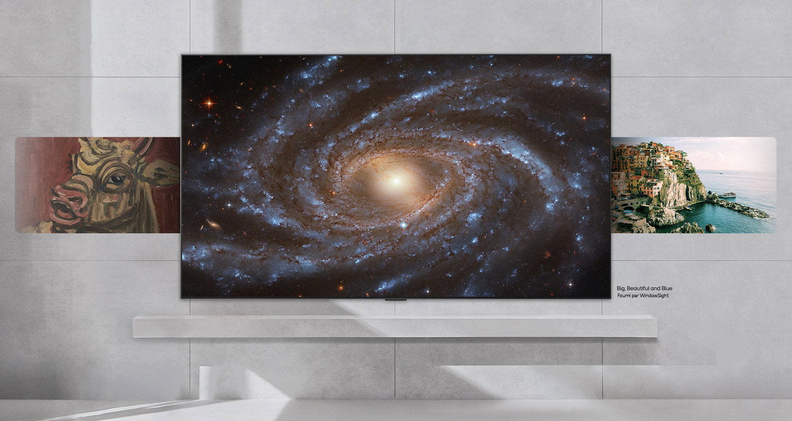 LG TV fixée au mur avec une variété de contenus allant de l’art classique, l’art moderne, à des fonds d’écran et plus encore. 
