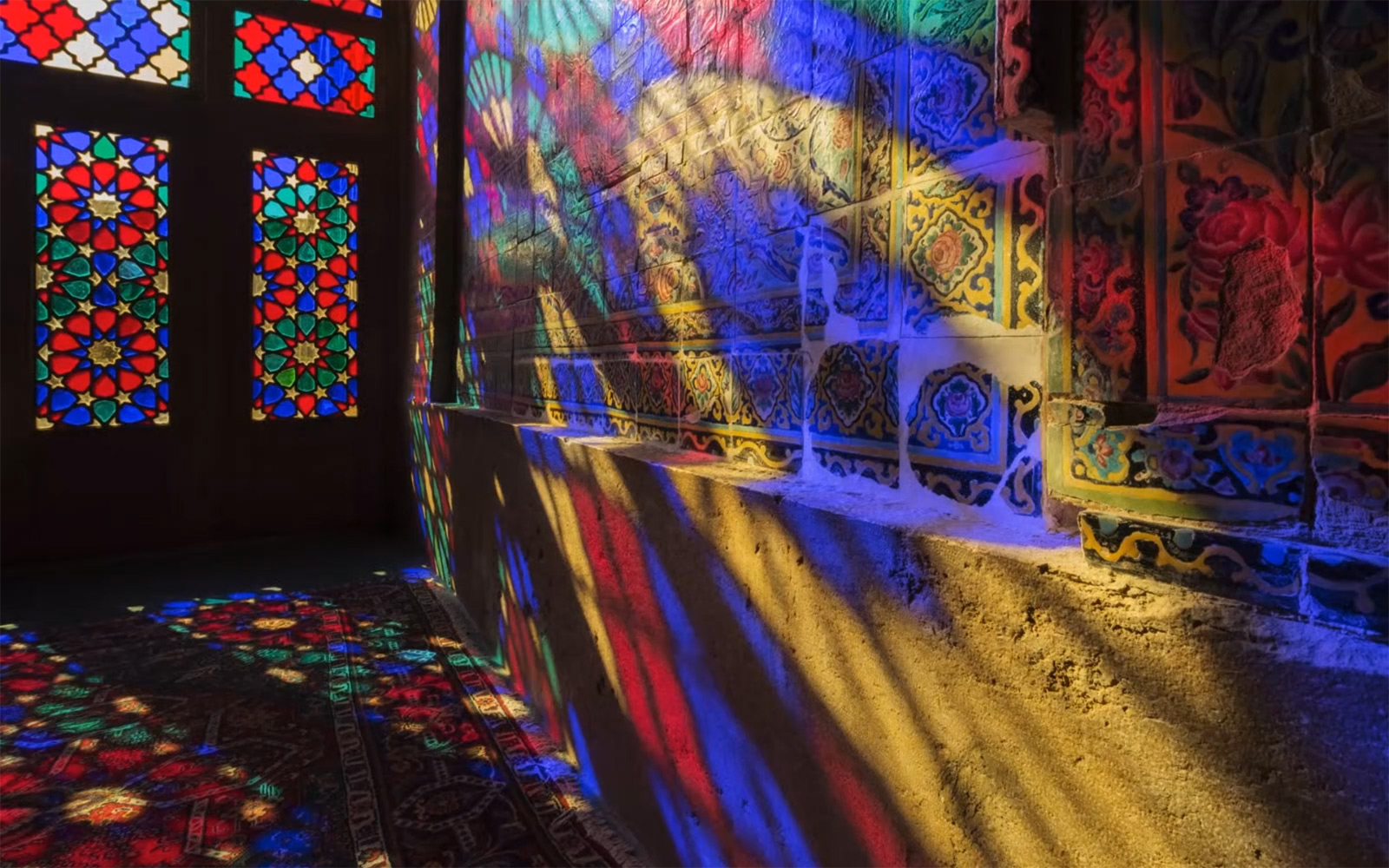 Une scène montrant des rayons de lumière passant à travers une vitre pour projeter les couleurs sur un mur (lire la vidéo).
