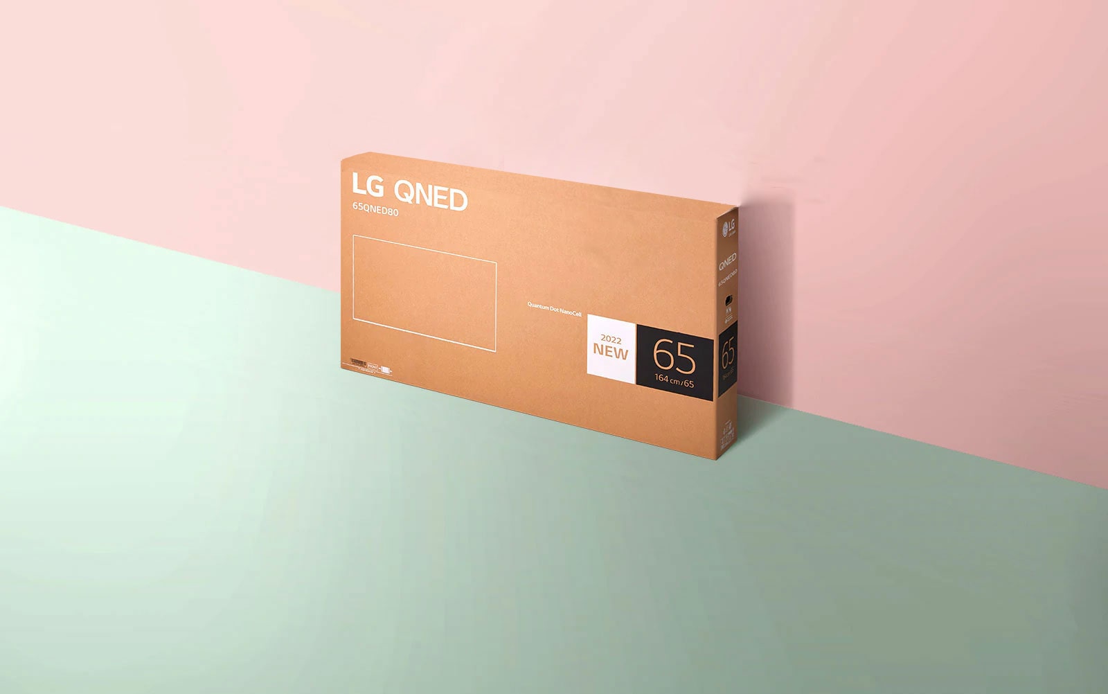 Une boîte d’emballage QNED est placée sur un fond rose et vert, avec de l’herbe qui pousse et des papillons qui sortent de la boîte. 