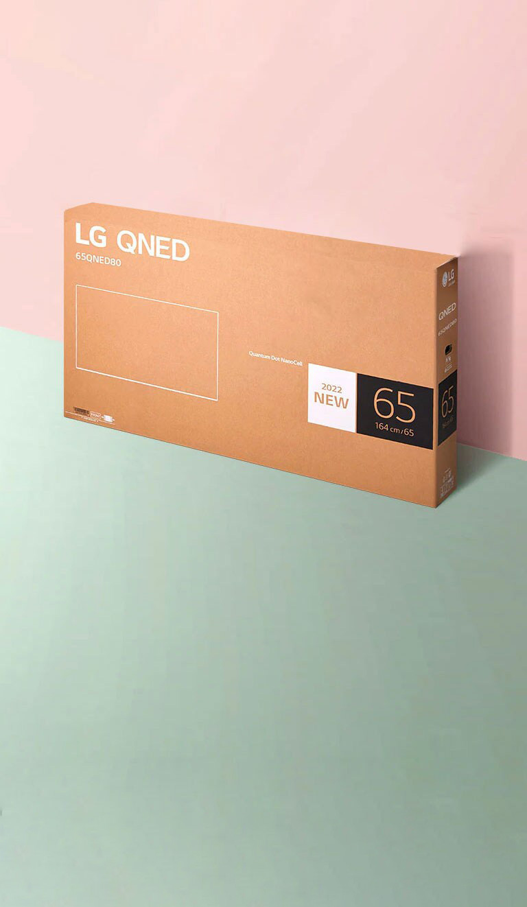 Une boîte d’emballage QNED est placée sur un fond rose et vert, avec de l’herbe qui pousse et des papillons qui sortent de la boîte. 