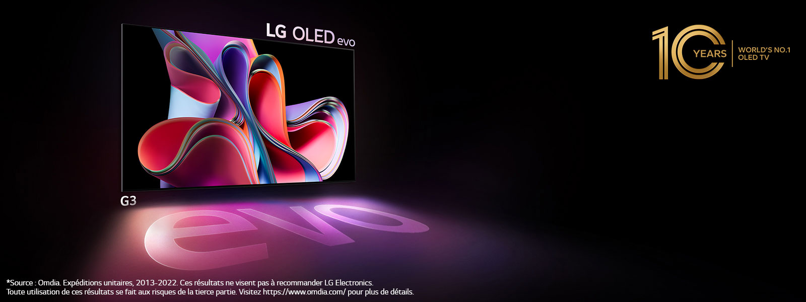 LG OLED G3 TV가 어두운 공간에서 빛납니다. 오른쪽 상단에서 로고는 OLED 10 주년을 회상합니다