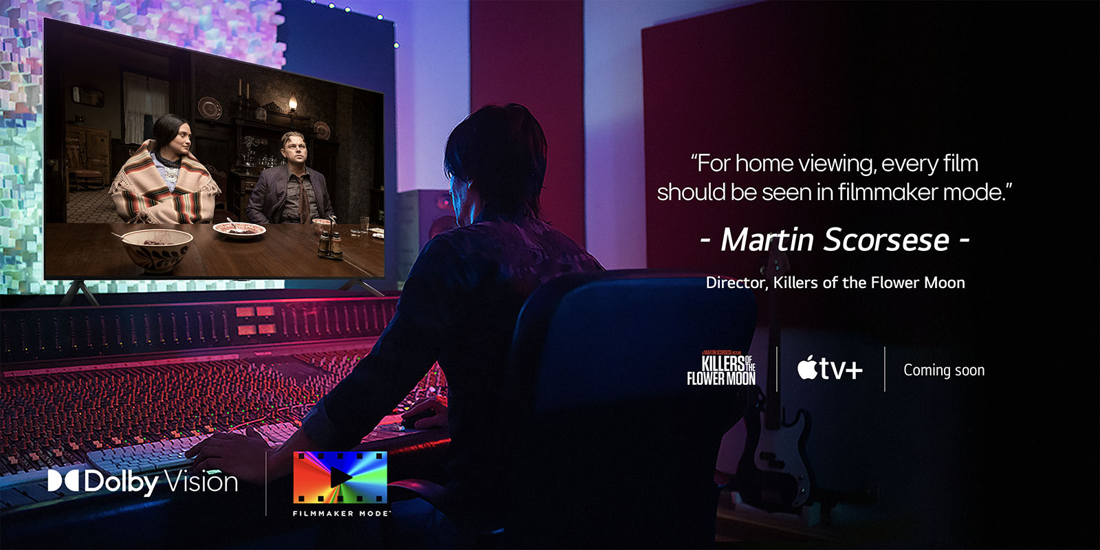 Homme dans un studio de montage sombre regardant un téléviseur LG montrant à l’écran le film « Killers of the Flower Moon ». Le texte dans l'image indique : « Pour un visionnage à domicile, chaque film doit être vu en mode cinéaste (Filmmaker Mode). » suivi de « Martin Scorsese, réalisateur, Killers of the Flower Moon » en dessous. Le logo Killers of the Flower Moon, le logo Apple TV et les mots « Coming soon » (À paraître bientôt ) se trouvent en dessous.