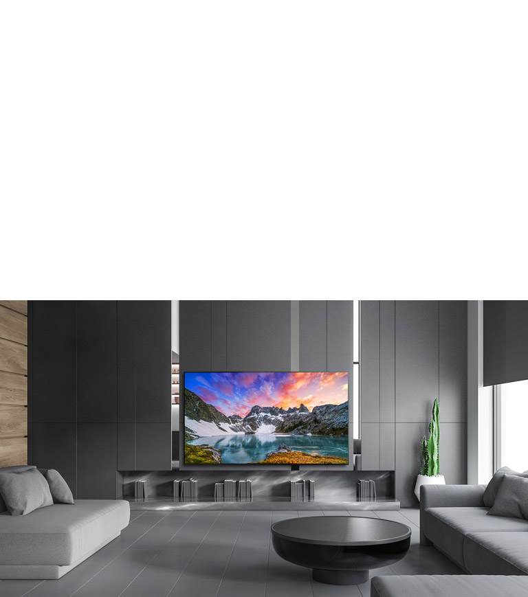 Téléviseur montrant une vue de la nature à la hauteur des yeux dans un cadre de maison luxueuse