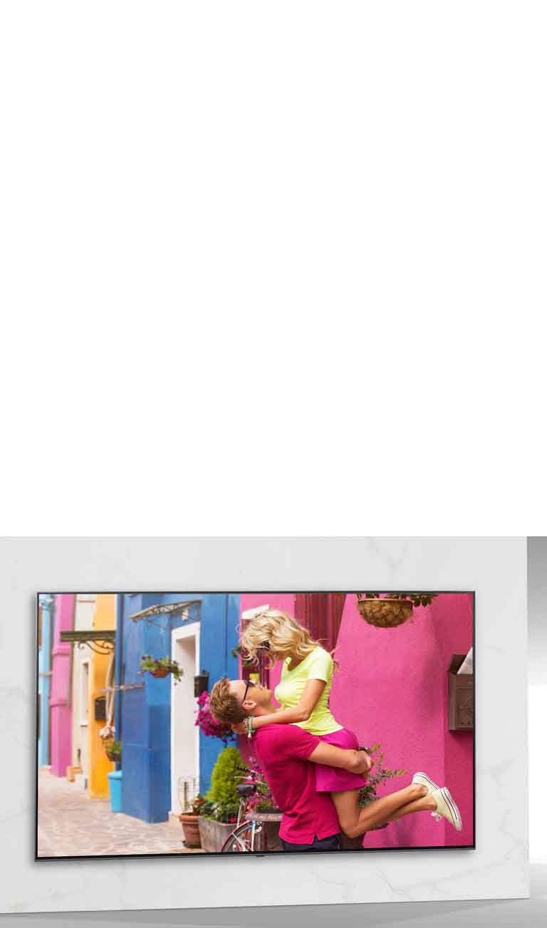 Écran de téléviseur montrant la scène d’un beau film d’amour avec des hommes et des femmes qui s’embrassent.