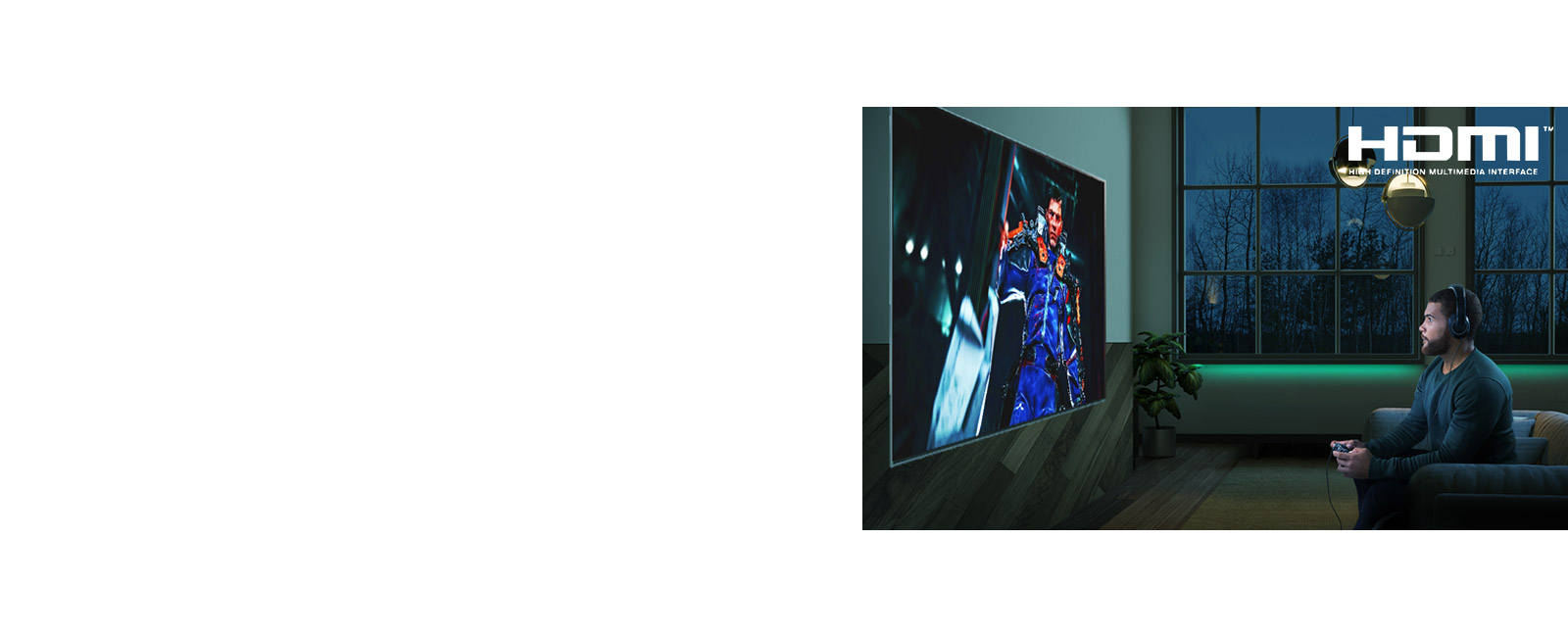 Homme assis sur un canapé, tenant une manette, jouant à un jeu RPG sur un écran de téléviseur