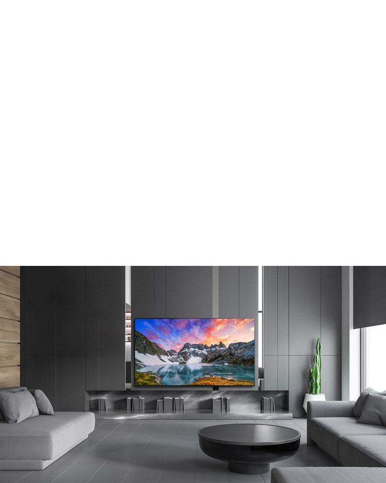 Téléviseur montrant une vue de la nature à la hauteur des yeux dans un cadre de maison luxueuse