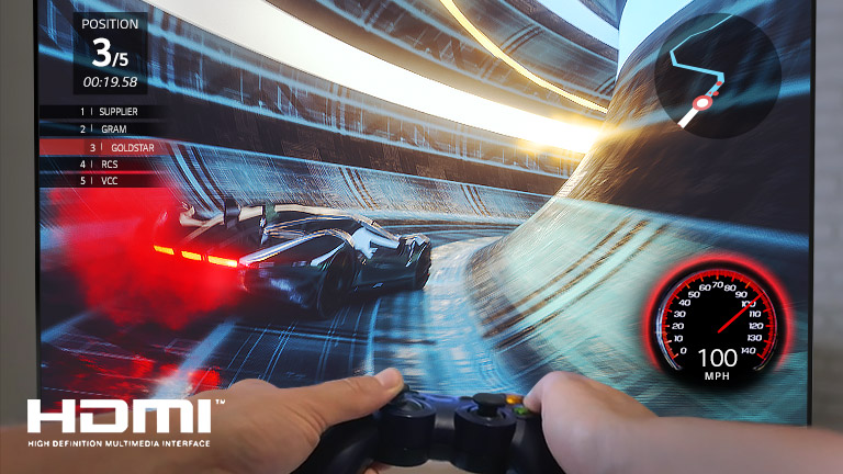 Un gros plan d'un joueur jouant à un jeu de course sur un écran de télévision