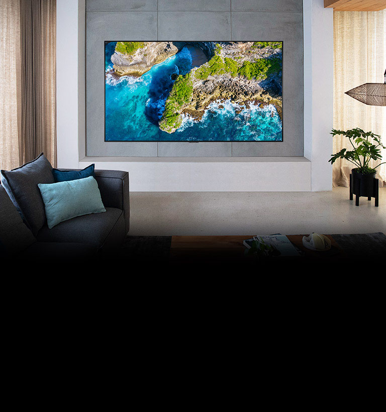 Téléviseur montrant une vue aérienne de la nature dans un cadre de maison luxueuse