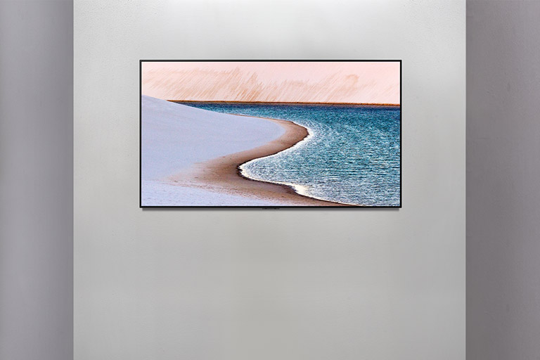 Téléviseur sur le mur présentant une image de bord de mer