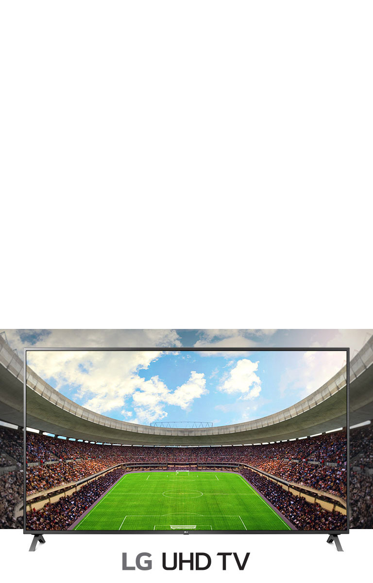  Une vue panoramique d’un stade de football rempli de spectateurs présentée dans un cadre télévisuel.