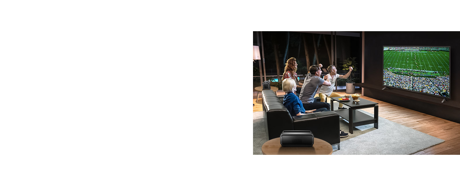 Personnes regardant un jeu de sport sur un téléviseur dans un salon avec des haut-parleurs arrière Bluetooth.