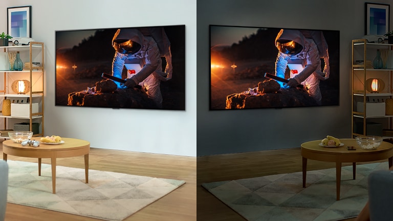 Un téléviseur qui affiche un astronaute se trouve dans la pièce lumineuse. À droite, un téléviseur qui affiche un astronaute plus lumineux se trouve dans la pièce sombre.
