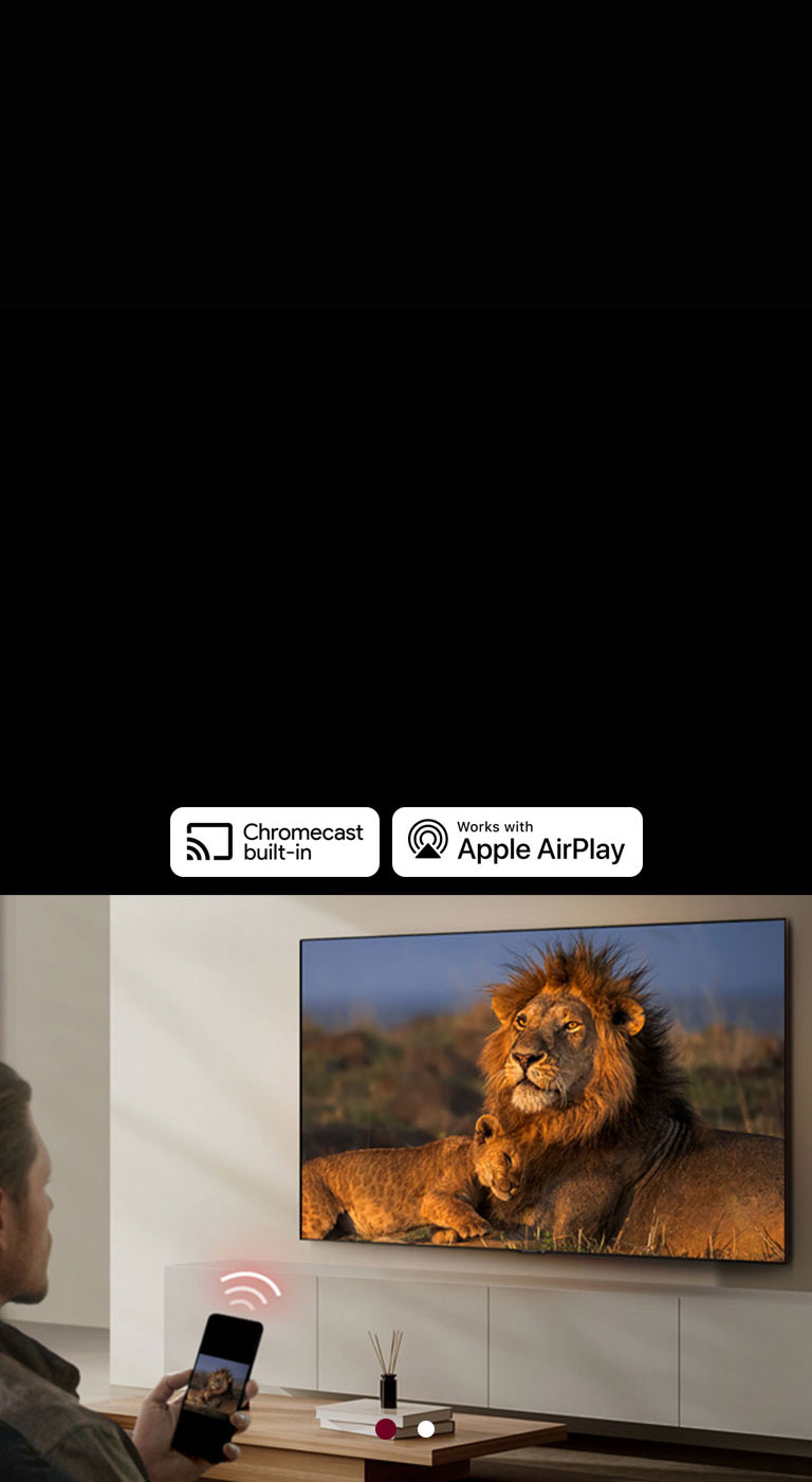  Un televisor LG montado en la pared de una sala de estar, que muestra un león y un cachorro de león. Un hombre se sienta en primer plano con un teléfono inteligente en la mano que muestra la misma imagen de leones. Un gráfico de tres barras curvas de color rojo neón se muestra justo encima del teléfono inteligente que apunta hacia el televisor.