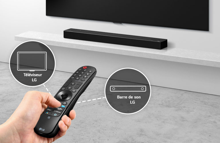 On peut voir une télécommande dans la main d’une personne, commandant le téléviseur et la barre de son à l’arrière. On peut voir des icônes de téléviseur et de barre de son LG. 