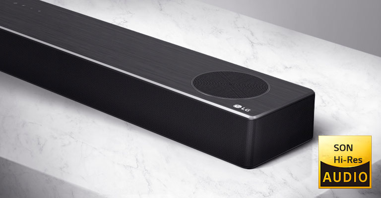 Gros plan sur le côté droit de la barre de son LG, avec le logo LG dans le coin inférieur droit.