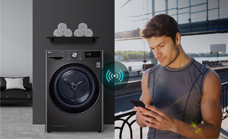 Homme observant un smartphone.