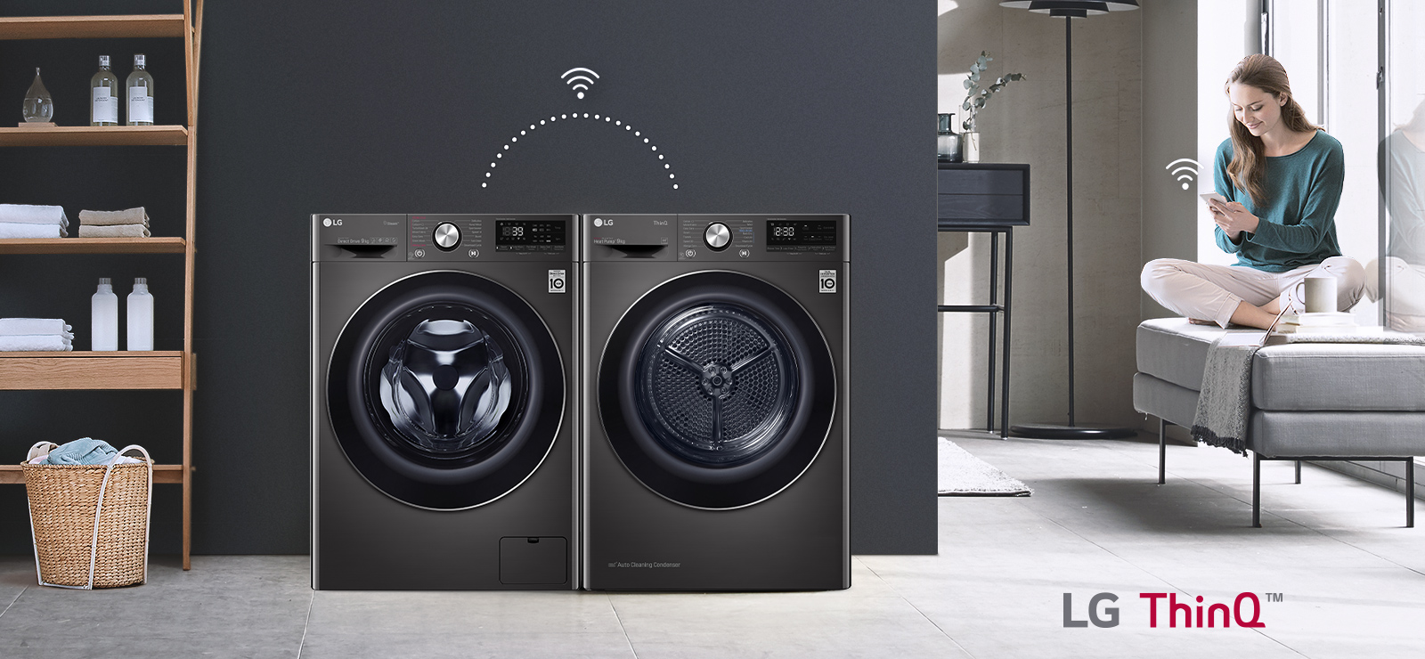 Utilisateur assis sur un canapé et contrôlant le sèche-linge ainsi que le lave-linge (machine à laver) grâce à l'application LG ThinQ.