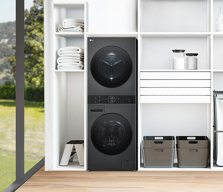 Tour de lavage placée dans un espace polyvalent sous les escaliers.