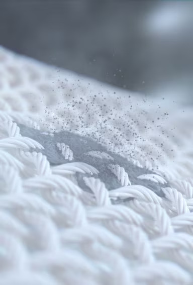 Cette video présente les polluants éliminés du linge dans la machine à laver et un ours en peluche dans le sèche-linge. Pendant le séchage, les poussières et autres substances similaires sont éliminées.