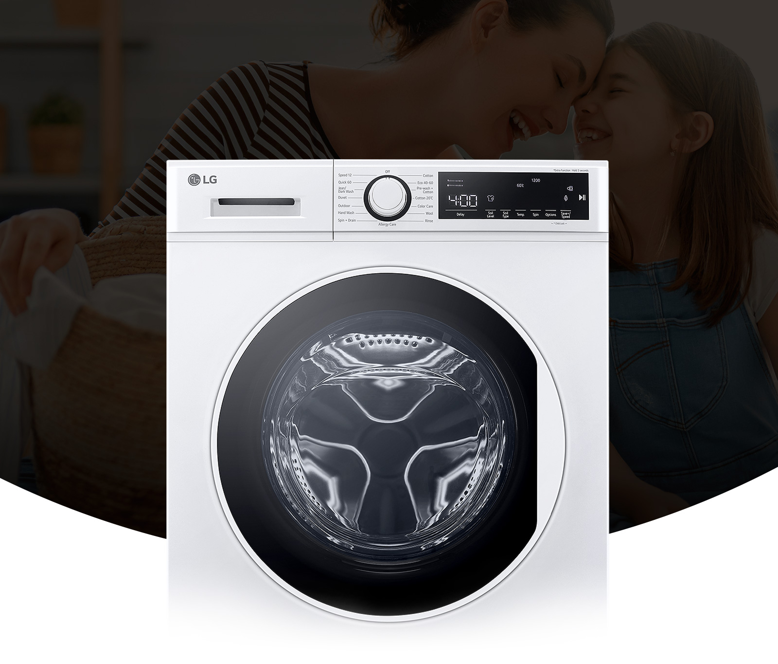 Il y a un lave-linge en arrière-plan d'un père et d’une fille souriants.