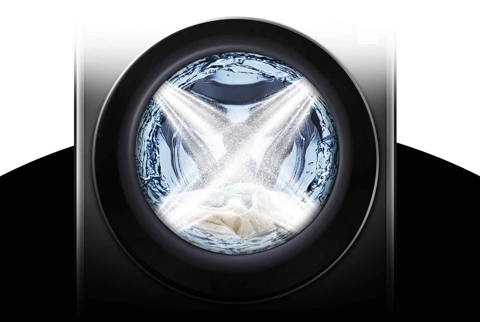 Eau s'écoulant de la machine à laver dans les quatre directions et faisant la lessive.