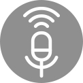 Femme assise sur son canapé et buvant du thé en donnant des ordres à sa machine à laver par l'intermédiaire de son assistant vocal IA.