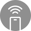 Homme en plein air, vérifiant l'état d'une machine à laver chez lui grâce à une application pour téléphone portable.