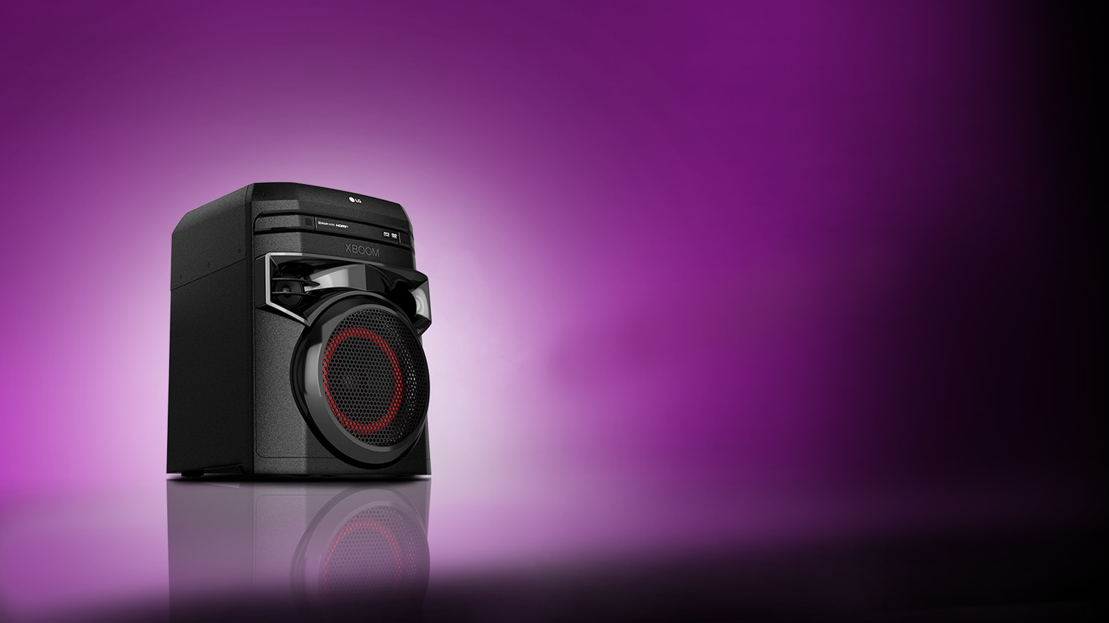 Vue en contreplongée du côté gauche de l’enceinte LG XBOOM sur fond violet.