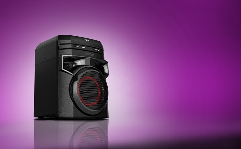 Vue en contreplongée du côté gauche de l’enceinte LG XBOOM sur fond violet.