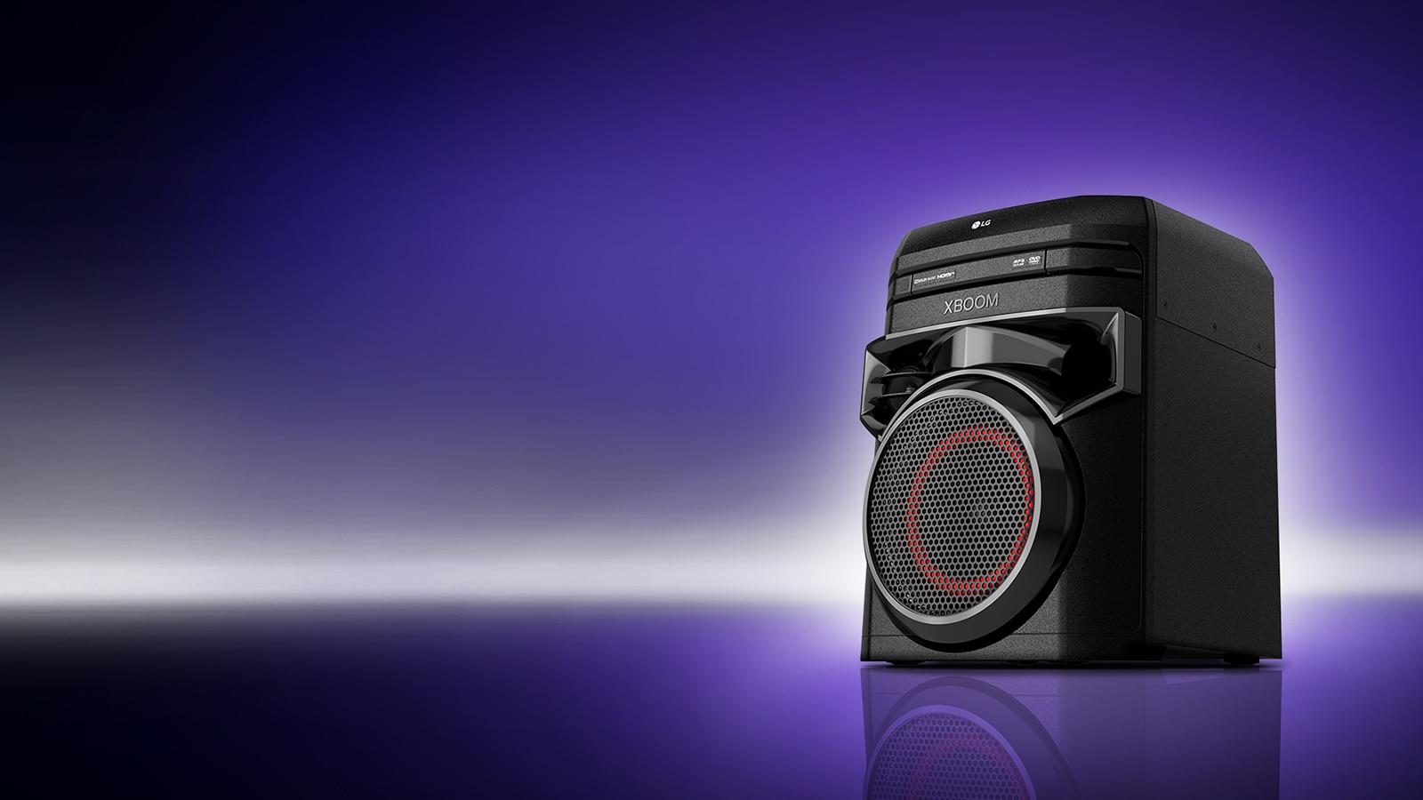 Vue en contreplongée du côté droit de l’enceinte LG XBOOM sur fond violet.
