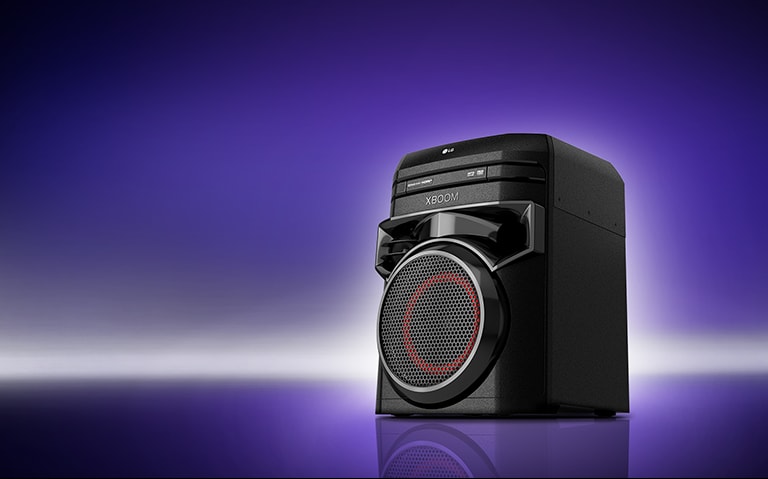 Vue en contreplongée du côté droit de l’enceinte LG XBOOM sur fond violet.