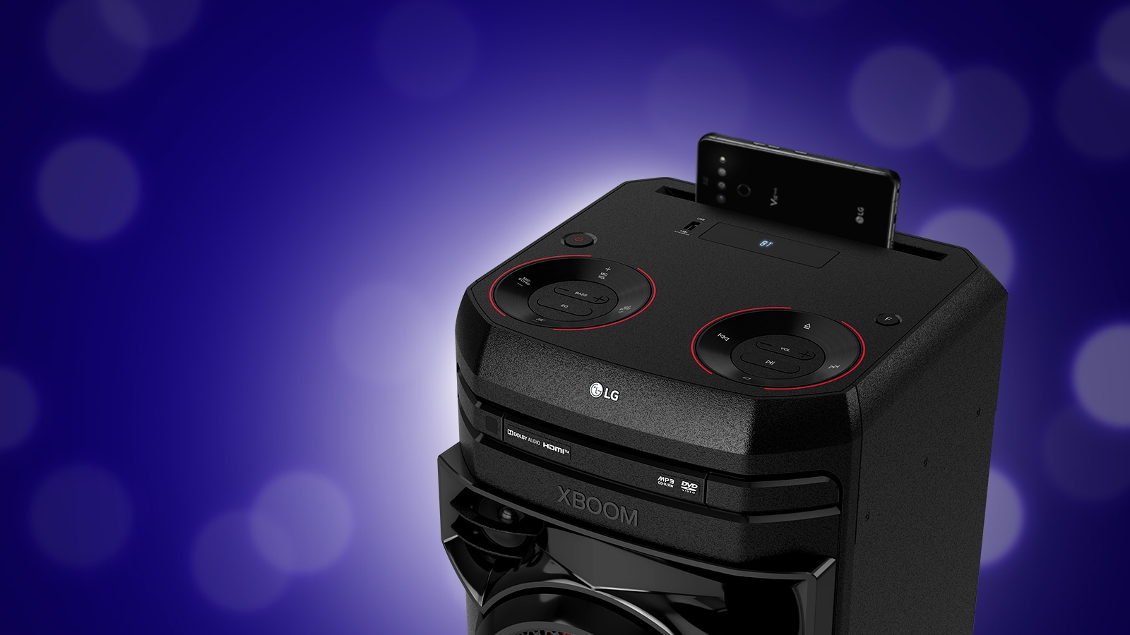 Vue rapprochée du dessus de l’enceinte LG XBOOM. Un smartphone est posé sur l’enceinte LG XBOOM.