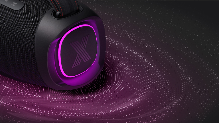 Vue rapprochée du côté droit avec éclairage rose allumé. Les graphiques sonores se trouvent sous l’enceinte.