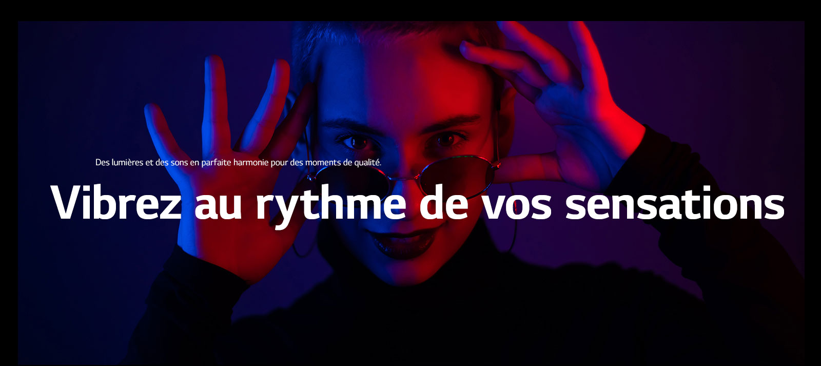 Une femme prend la pose dans un éclairage vif.