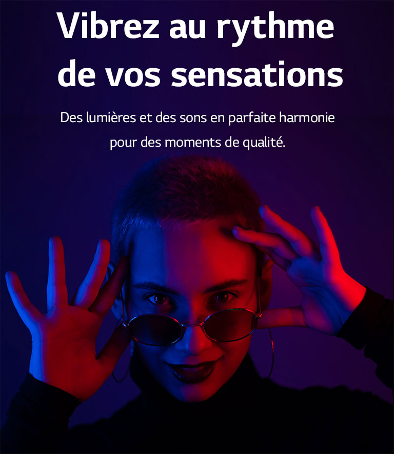 Une femme prend la pose dans un éclairage vif.