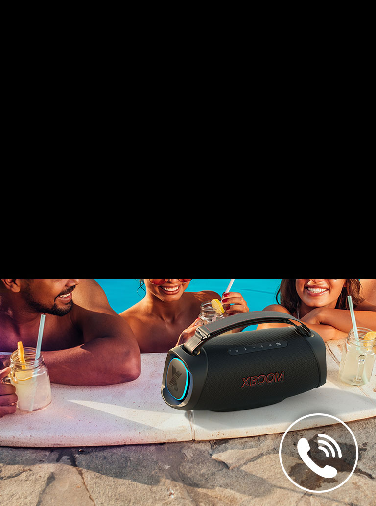 Le LG XBOOM Go XG8T est placé au bord de la piscine. Trois personnes parlent via le haut-parleur dans la piscine.