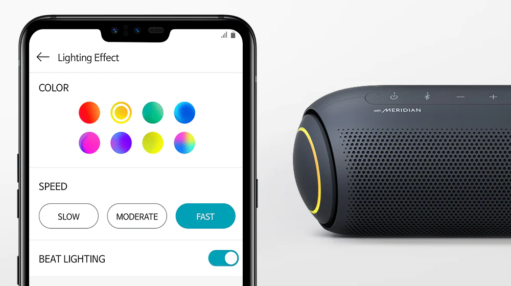 Sur un arrière-plan blanc, apparait un smartphone doté d’une application qui contrôle l’éclairage et un XBOOM Go doté d’un éclairage jaune.