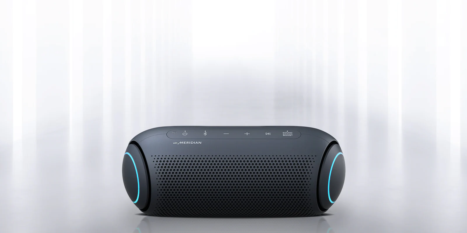 La lumière émane des environs et l'avant du XBOOM Go avec un éclairage bleu à chaque extrémité est visible.