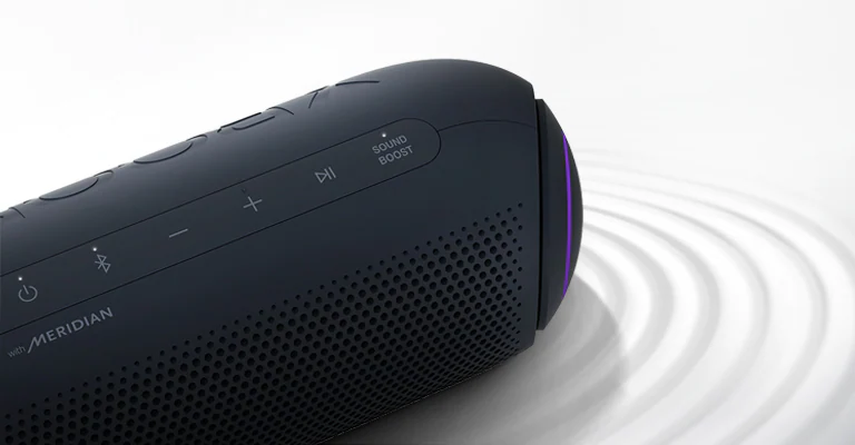 Sur un fond blanc, le LG XBOOM Go est orienté en haut à droite avec un éclairage violet, il y a un effet d'ondulation sous le produit.