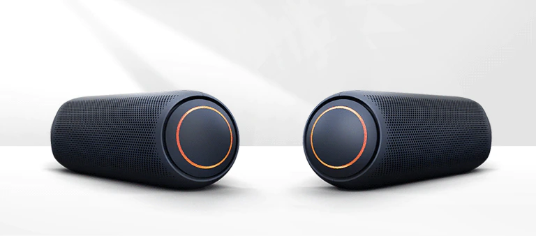 Sur un fond blanc, deux XBOOM Go's pointent l'un vers l'autre. Ils sont tous deux éclairés en rouge. 