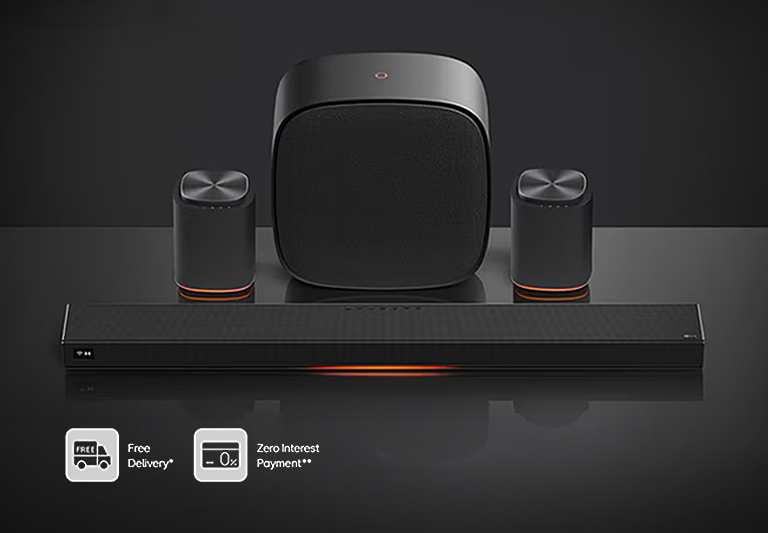 Le téléviseur LG avec Sound Suite présente des haut-parleurs et une barre de son élégante dans un cadre sombre, offrant des performances audio immersives et de haute qualité, avec «&nbsp;Livraison gratuite&nbsp;» et le texte «&nbsp;Aucun paiement d’intérêt&nbsp;» visible ci-dessous.