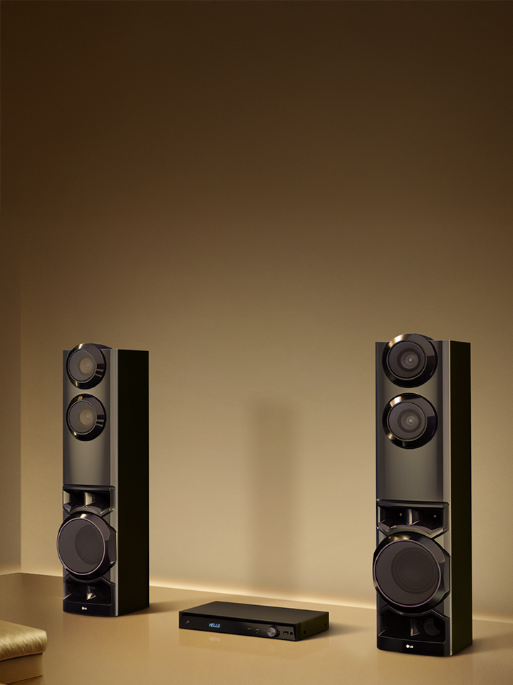 Système d’enceintes LG MR9 double colonne avec un son de 1 250 W et des caissons de basses intégrés dans un espace de vie minimaliste