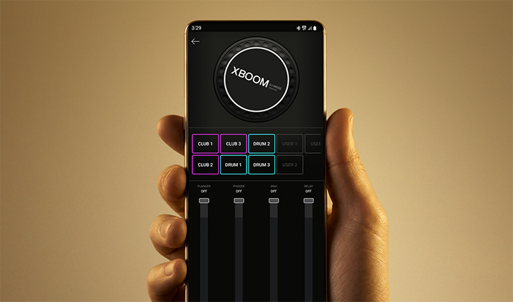 Smartphone contrôlant l’application LG XBOOM avec des effets DJ et des paramètres audio personnalisables