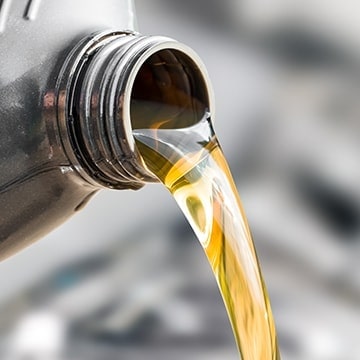 L'huile s'écoule d'un baril avec un couvercle ouvert.