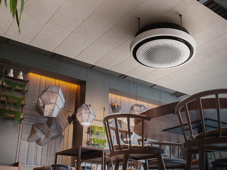 Du point de vue d'une fourmi, un café se dévoile orné de chaises, de tables et de plantes, tandis qu'une cassette round LG est suspendu au plafond.